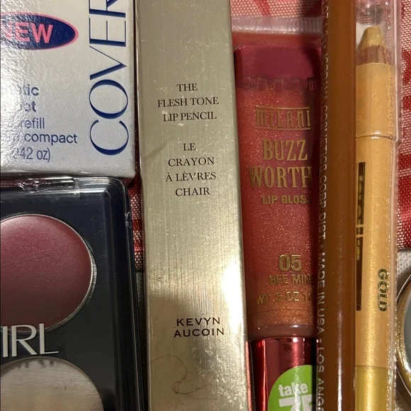 COVERGIRL beauty bundle Set with Red Pouch - Picture 3 of 4